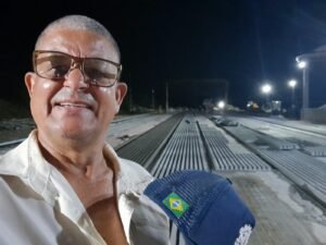 Carregando Vigotas protendidas no pátio da fábrica