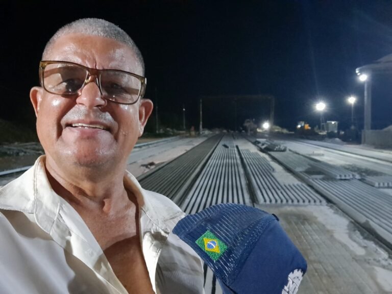 Carregando Vigotas protendidas no pátio da fábrica